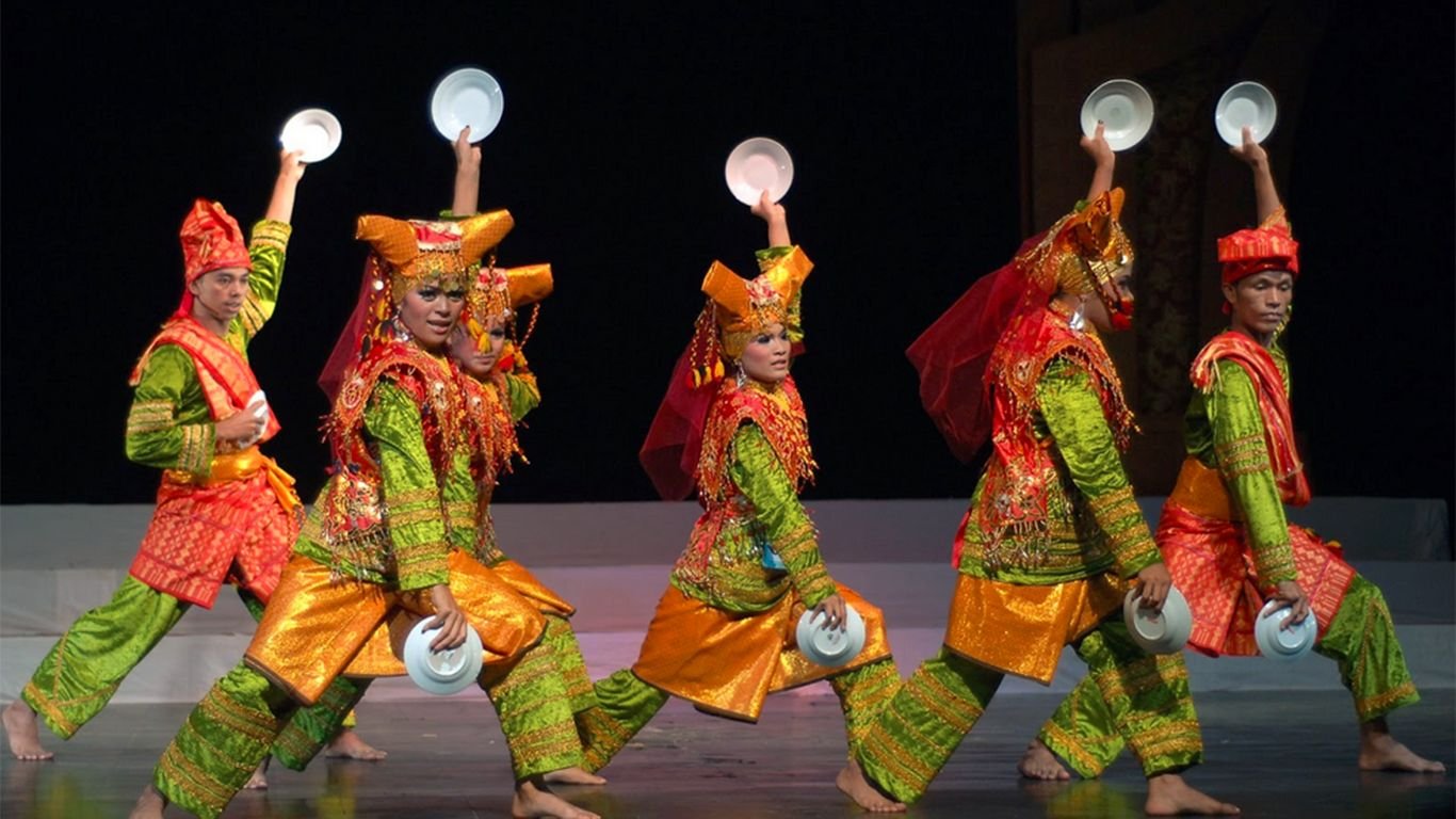 suku minangkabau berasal dari sumatera barat tari piring