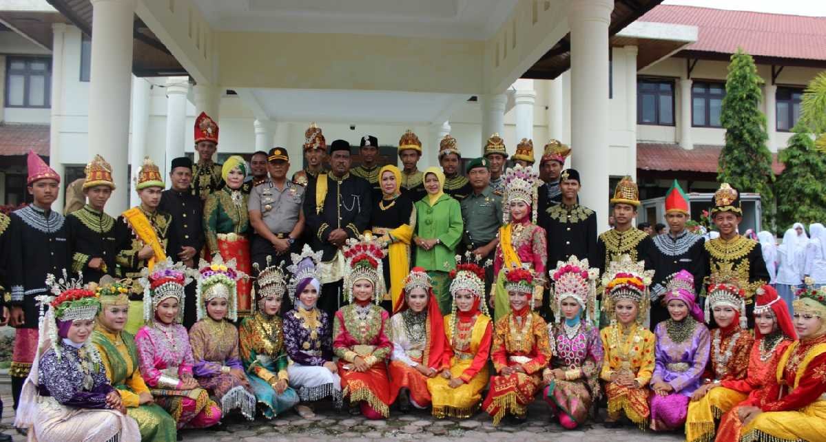 Daftar Pakaian Adat di Indonesia Daftar Pakaian Adat di Indonesia