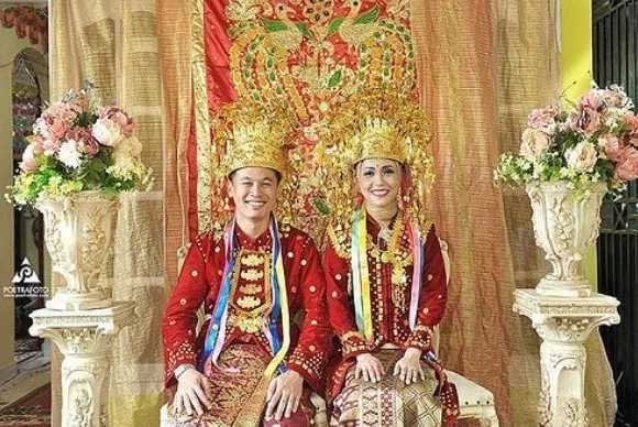 Pakaian Adat Bengkulu (Melayu) Pakaian Adat Bengkulu (Melayu)