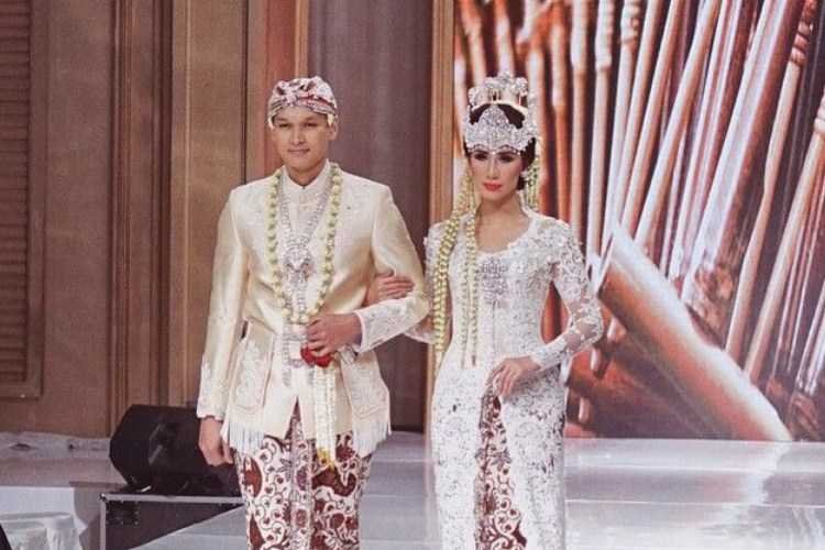 Pakaian Adat Jawa Barat (Kebaya Sunda) Pakaian Adat Jawa Barat (Kebaya Sunda)