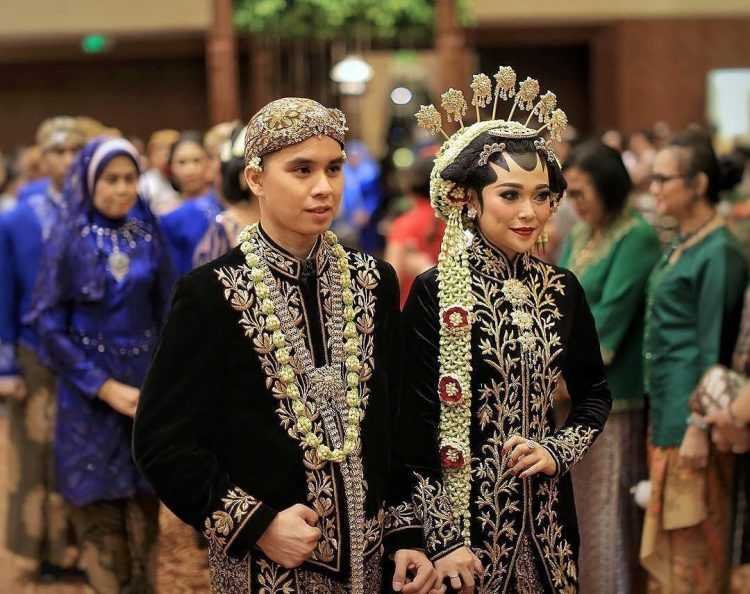 Pakaian Adat Jawa Tengah (Kebaya Jawa) Pakaian Adat Jawa Tengah (Kebaya Jawa)
