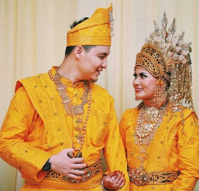 Pakaian Adat Kalimantan Selatan (Bagajah Gamuling Baular Lulut) Pakaian Adat Kalimantan Selatan (Bagajah Gamuling Baular Lulut)