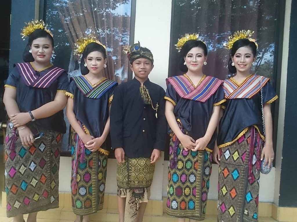 Pakaian Adat Nusa Tenggara Barat (Suku Sasak) Pakaian Adat Nusa Tenggara Barat (Suku Sasak)