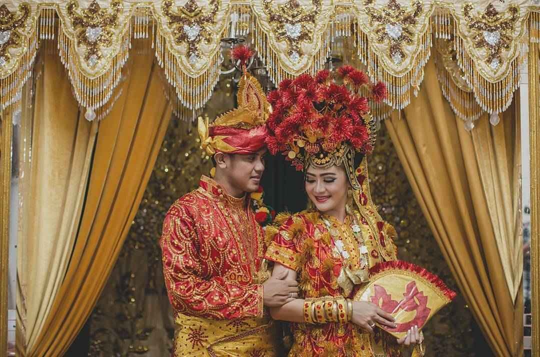 Pakaian Adat Sulawesi Tenggara (Kinawo) Pakaian Adat Sulawesi Tenggara (Kinawo)