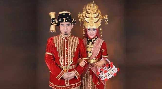 Pakaian Adat Sumatera Utara (Ulos) Pakaian Adat Sumatera Utara (Ulos)