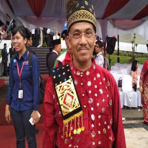 Pakaian Adat Orang Tua Pakaian Adat Orang Tua