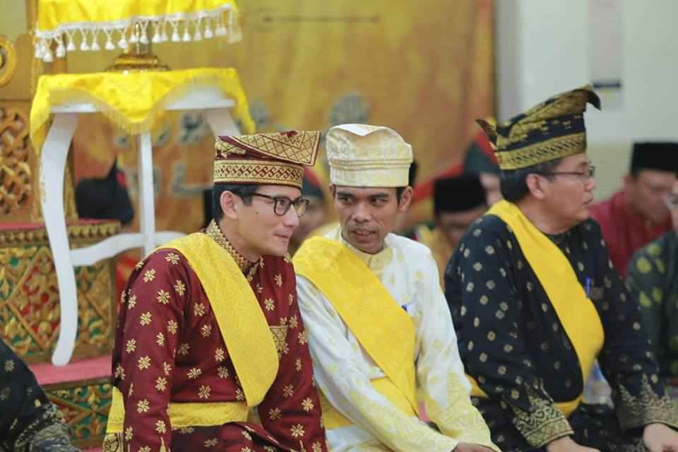 Pakaian Adat Resmi Pakaian Adat Resmi