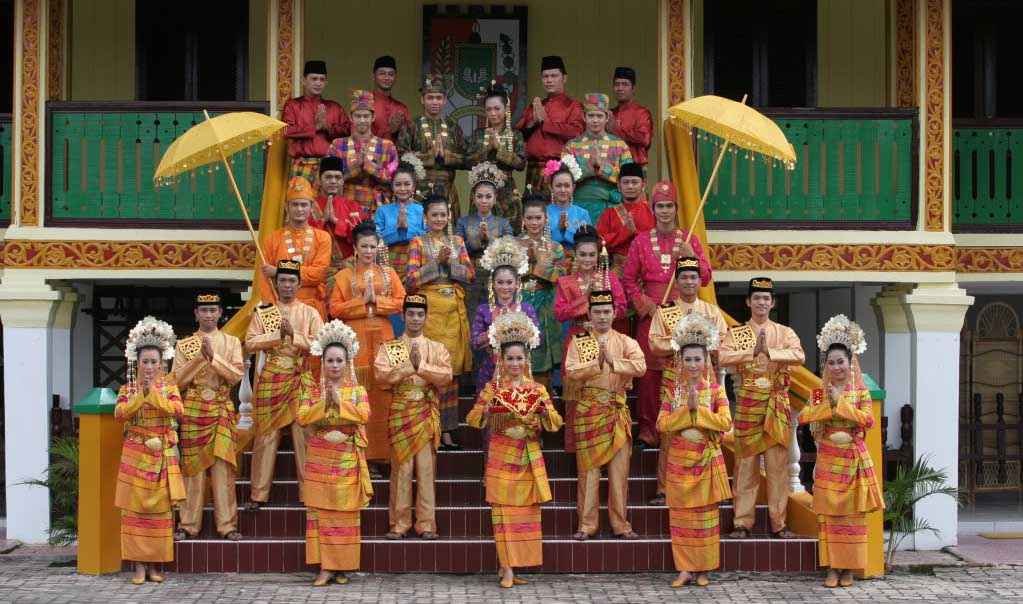 Pakaian Upacara Adat Pakaian Upacara Adat