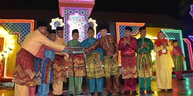 Sejarah Pakaian Adat Riau Sejarah Pakaian Adat Riau