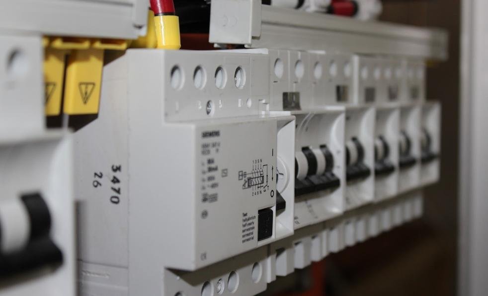 arus listrik mengalir dari arus listrik mengalir dari