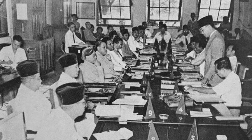 jelaskan-sistem-pertahanan-dan-keamanan-yang-dikembangkan-oleh-negara-indonesia-beserta-ciri-cirinya